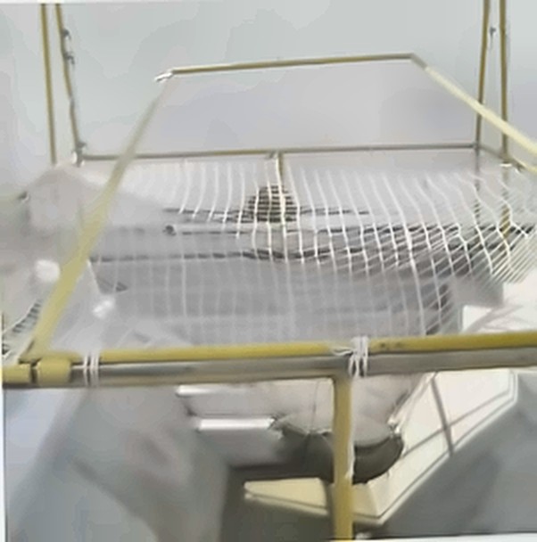 安全网落点检测实拍：专用重锤高空自由落体冲击试验井，用于建筑安全平网、立网、密目网及尼龙吊货网的抗贯穿性与耐冲击落点检测。
